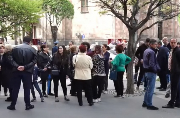 Акция протеста жителей квартала Фирдоуси перед зданием Правительства РА (видео)